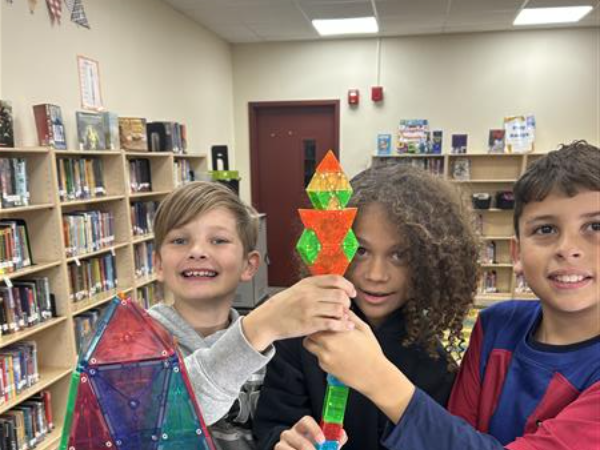 3 boys build a tower